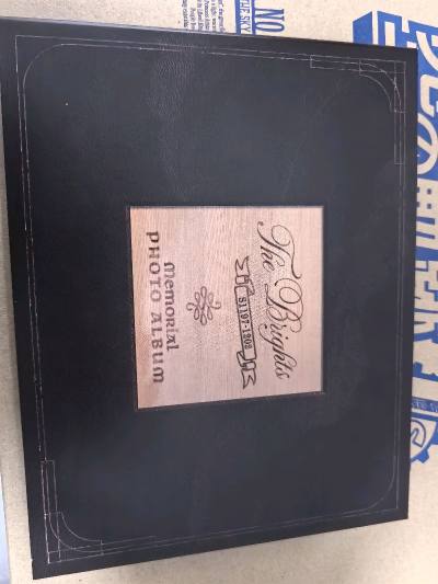 期待已久的《空之轨迹》相片终于收到了！拆开包裹的瞬间，感觉整个心脏都被一种温暖而怀念的情感填满了。相片的印刷质量非常出色，色彩饱满且细腻，完全没有出现任何模糊或色差。每一处细节都清晰可见，仿佛能透过相纸，再次听到那首熟悉的《星之所在》。人物的特写相片也同样精美，艾丝...