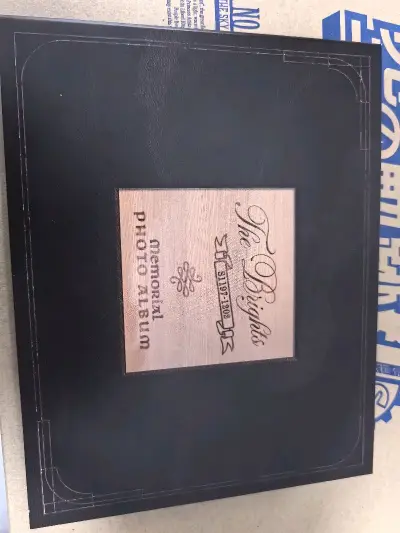 期待已久的《空之轨迹》相片终于收到了！拆开包裹的瞬间，感觉整个心脏都被一种温暖而怀念的情感填满了。相片的印刷质量非常出色，色彩饱满且细腻，完全没有出现任何模糊或色差。每一处细节都清晰可见，仿佛能透过相纸，再次听到那首熟悉的《星之所在》。人物的特写相片也同样精美，艾丝...