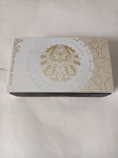 通过挖煤姬买的塞尔达底座和joycon手柄的灰色手绳。塞尔达底座花纹挺美丽的，使用正常的。灰色手绳全新未拆封的，好看的，收藏了。