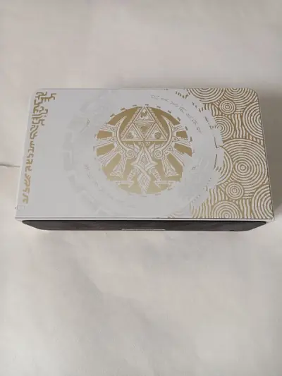 通过挖煤姬买的塞尔达底座和joycon手柄的灰色手绳。塞尔达底座花纹挺美丽的，使用正常的。灰色手绳全新未拆封的，好看的，收藏了。