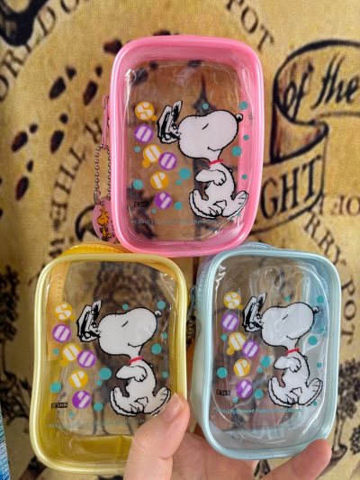 挖煤姬好物，这款史努比PVC包真是太可爱了！透明材质搭配经典的史努比图案，时尚又俏皮。做工非常精细，走线工整，拉链顺滑。容量也很实用，既能当包饰又能单肩背，是近期最爱的百搭单品！