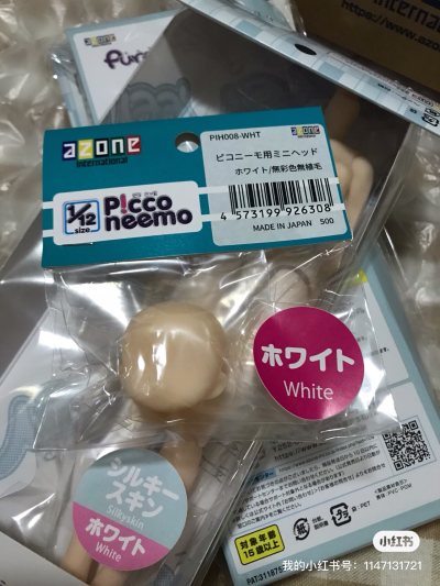 收到了在挖煤姬买的azone二代素体和12分素头。当快递送到我手上的时候，这包装真的很严实，每一个角角落落都被保护得很好，
这12分素头真的超级小，拿在手里就像一个精致的小玩偶零件。我把它和二代素体摆在一起，感我仔细端详着这个素头，虽然没有上色，但能看出那种精致感。...