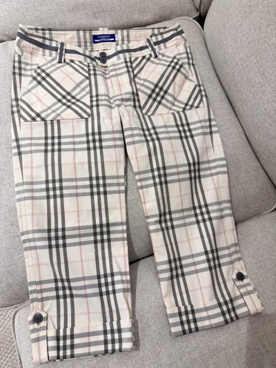 这次物流使用了小航空，真的好快呀，一个星期就到了，收到的衣服和卖家介绍的成色差不多，捡漏到全新带吊牌的BBR，还有全新的围巾，半裙的成色也很好～总体很满意