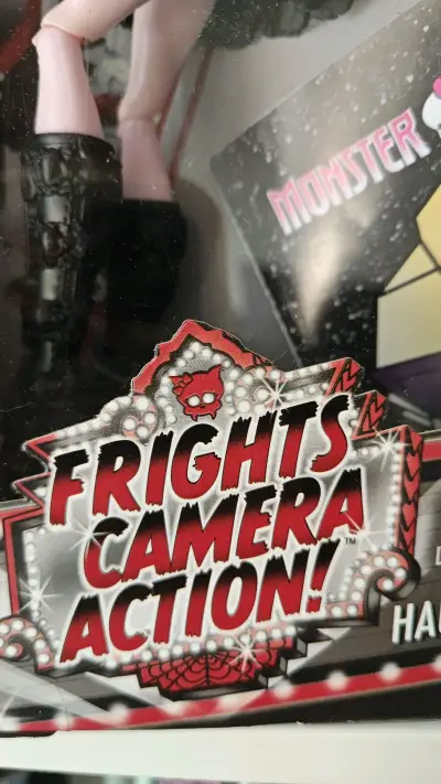 家人们，我必须来夸夸这个芭比娃娃?!拿到手的那一刻，我就被它精致的做工惊艳到了。它的脸蛋粉雕玉琢，眼睛又大又亮，仿佛会说话。头发柔顺丝滑，手感超棒。身上的裙子更是精美绝伦，每一处褶皱、每一个装饰都处理得恰到好处。而且配件也很丰富，无论是小鞋子还是小包包，都做得十分逼...