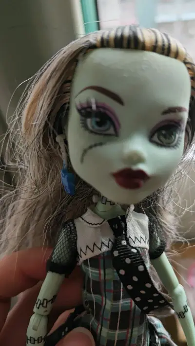 哇塞!收到怪物高中娃娃的那一刻，我感觉就像打开了一个奇幻宝藏盒?。这娃娃外观设计太独特了，将怪物元素和时尚风格完美融合，仿佛是从神秘魔法世界穿越而来。它的材质摸起来很有质感，皮肤细腻光滑，服装的布料也很有品质，图案印刷清晰又精美。配件更是丰富到让人惊喜，小道具都做得...