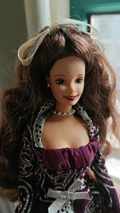 家人们，我必须来夸夸这个芭比娃娃?!拿到手的那一刻，我就被它精致的做工惊艳到了。它的脸蛋粉雕玉琢，眼睛又大又亮，仿佛会说话。头发柔顺丝滑，手感超棒。身上的裙子更是精美绝伦，每一处褶皱、每一个装饰都处理得恰到好处。而且配件也很丰富，无论是小鞋子还是小包包，都做得十分逼...