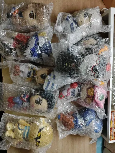 终于买到了宇宙金银的努努了，孩子很可爱。这次发货用的EMS，发货速度很快，很快就收到了，包装的也很结实，下次还会用的！