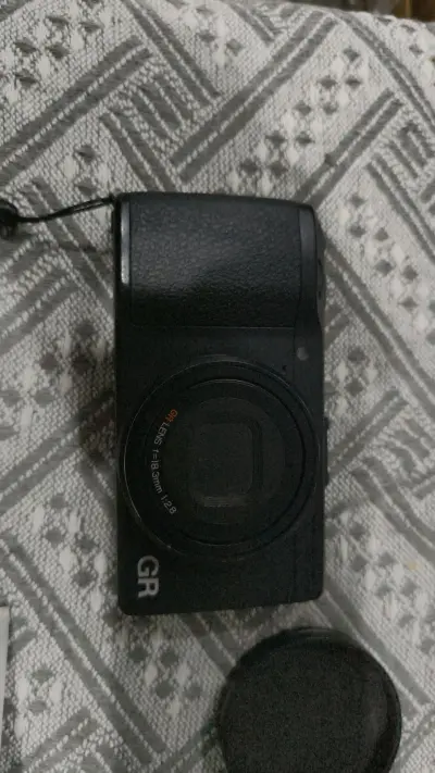 日淘理光GR，功能完整，无问题。低价便宜虎牙日拍，15天到手。功能正常，拍照正常，可用度很高。快门数三千多很划算。