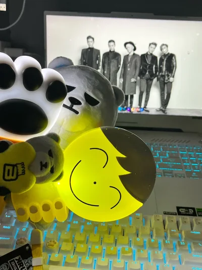 挖煤姬玩偶周边开箱幸福感MAX！实物颜值完全在线，配色和设计完美还原舞台造型，小脸蛋软萌又传神，越看越喜欢。材质是那种不掉毛的短绒，摸起来细腻顺滑，给朋友摸了都问链接～ 包装自带专属防伪标识，确认是正品无疑，细节控表示极度舒适！不管是自己收藏还是送给同担当礼物都超合...