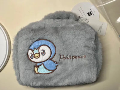 是前段时间买的宝可梦gu仿皮草小包和孤独摇滚浴衣一番赏～
吃的复数所以没有着急寄回来，感谢平台囤货服务。包装一如既往很安心，最近竹蜻蜓物流的速度感觉也快了很多！收到非常开心。
十一月加油加油( ・◇・)