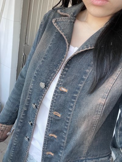 这一次淘了一件Burberry的牛仔外套
这件在网上都没刷到上身图
上身很修身 颜色也很特别
能搭裙子也能搭裤子
拿到手挺惊喜的
这次用了挖煤姬
大概20多天就拿到手了
是拍卖回来的，拍卖流程也很简单
新手也能轻松拍到想要的单品
喜欢古着或者海淘的姐妹都可以试试...