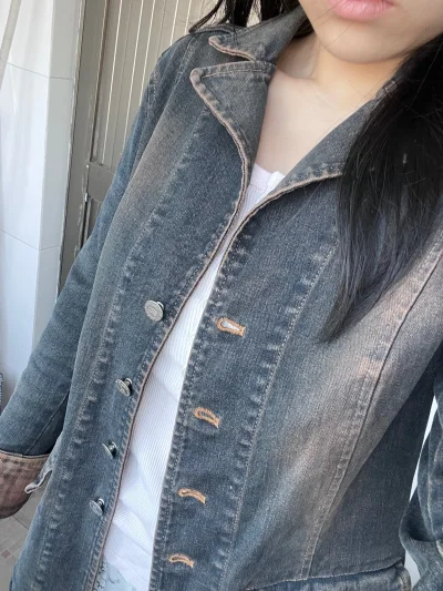 这一次淘了一件Burberry的牛仔外套
这件在网上都没刷到上身图
上身很修身 颜色也很特别
能搭裙子也能搭裤子
拿到手挺惊喜的
这次用了挖煤姬
大概20多天就拿到手了
是拍卖回来的，拍卖流程也很简单
新手也能轻松拍到想要的单品
喜欢古着或者海淘的姐妹都可以试试...