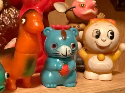 可可爱爱的一次购物 特别是出自世界名著里这只酷似小松鼠的蓝色狸子 手里拿着一个红色小浆果 刻画的特别可爱生动