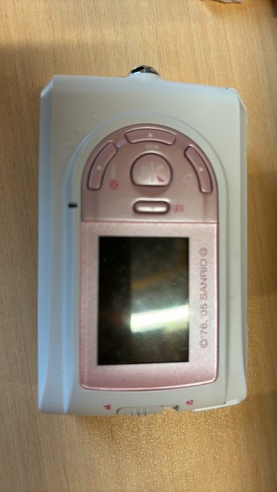 一直很想要一台Hello Kitty 主题的复古数码相机，在挖煤姬上居然真的拍到了！整个竞拍流程很清晰，界面操作简单易懂，就算是我这种海淘新手也能快速上手。物流追踪很及时，相机收到后和描述的一致，粉白配色的Hello Kitty 图案超可爱，复古感拉满，真的太喜欢了...