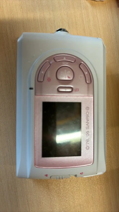 一直很想要一台Hello Kitty 主题的复古数码相机，在挖煤姬上居然真的拍到了！整个竞拍流程很清晰，界面操作简单易懂，就算是我这种海淘新手也能快速上手。物流追踪很及时，相机收到后和描述的一致，粉白配色的Hello Kitty 图案超可爱，复古感拉满，真的太喜欢了...