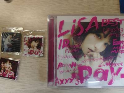 第不知道多少次用挖煤姬海淘，这次用的竹蜻蜓，审核花了一周时间，但是发货之后就特别快，几天就到手了。这次淘的周边都很满意，除了那张海报，买的时候简介说是B2，但是实际上应该是B3，还以为又能B2大海报+1了呢。