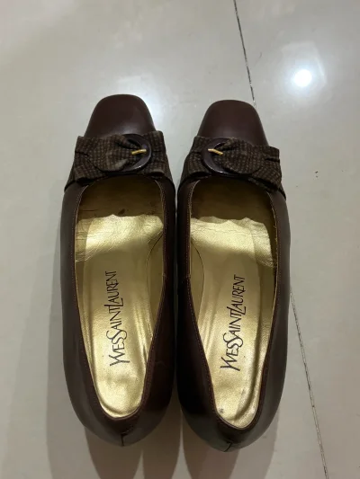 价格很好的一双ysl中古鞋，成色也还不错。下单后发货迅速，物流信息更新及时，快递包装完好无损。客服态度热情友好，回复及时专业，有问必答，购物体验超棒！