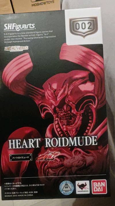 海淘捡漏的shf心脏怪人，用了挖煤姬软件的折扣，价格不错，最近终于拿到了。整体素质尚可，效果不错哈哈哈。

包装是挖煤姬的纸箱加内部大泡膜，彩盒再包一层小气泡膜，东西安全到达。