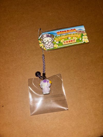 可爱暴击！ 挖煤姬的Kitty地域限定挂件太萌了！做工精细，颜色鲜艳，包装也超用心。物流超快，客服小姐姐超耐心，买到就是赚到，Kitty控必入！