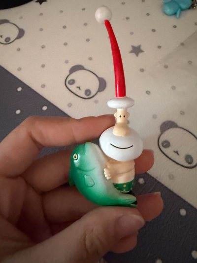 是一个九零年代的防晒霜，圣诞老头的周边挂件很可爱，很中三个光溜溜的圣诞老头钓鱼的场景，一共有三个款，还有一个洗澡的特别可爱