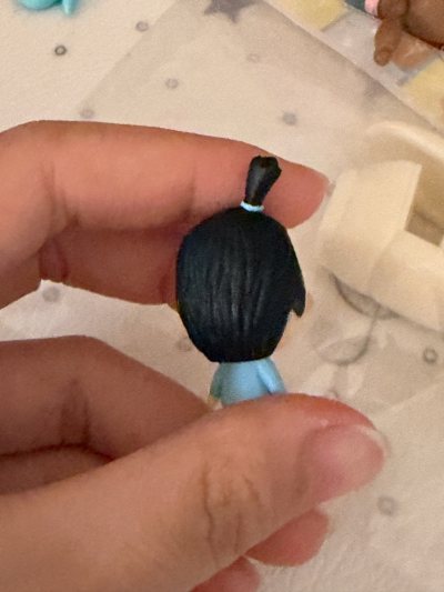 是一个日本电视台的恶搞艺人里面的挂件，他是一个套盒，然后这个小男子扎着一个独立的马尾，特别的可爱，还有一个粉色的香肠嘴特别抽象