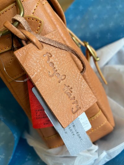 非常好的日本牛皮包包，结实耐用而且很轻，大小适合非常喜欢，挖煤机物流快还便宜，非常满意的购物体验。值得表扬。非常棒。