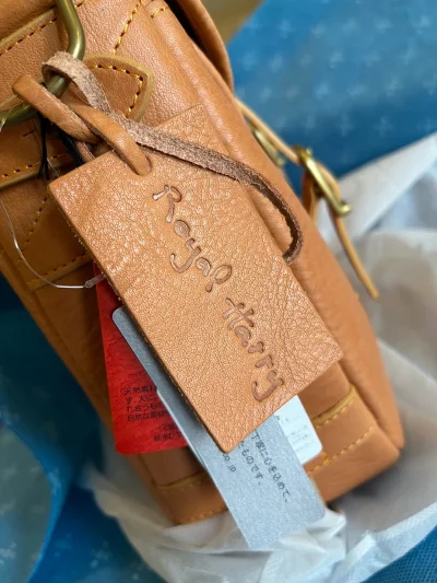 非常好的日本牛皮包包，结实耐用而且很轻，大小适合非常喜欢，挖煤姬物流快还便宜，非常满意的购物体验。值得表扬。非常棒。