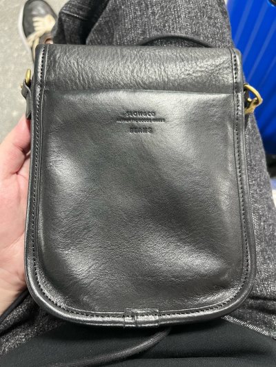 非常好的日本牛皮小包包，结实耐用而且很轻，大小适合非常喜欢，挖煤姬物流快还便宜，非常满意的购物体验。值得表扬。非常棒。