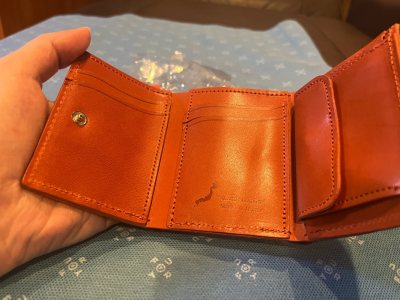 非常好的日本牛皮钱包，结实耐用而且很轻，大小适合非常喜欢，挖煤姬物流快还便宜，非常满意的购物体验。值得表扬。非常棒。