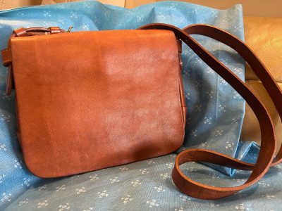 非常好的日本牛皮中包包，结实耐用而且很轻，大小适合非常喜欢，挖煤姬物流快还便宜，非常满意的购物体验。值得表扬。非常棒。继续保持。