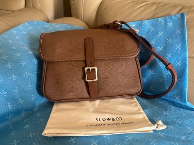 非常好的日本牛皮包包，结实耐用而且很轻，大小适合非常喜欢，挖煤姬物流快还便宜，非常满意的购物体验。值得表扬。非常棒。很喜欢