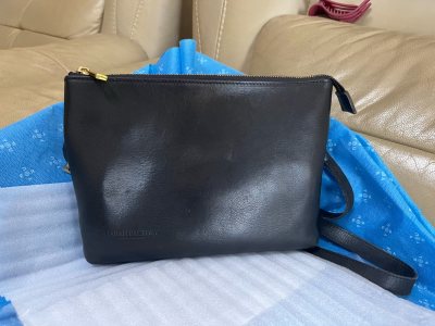 非常好的日本牛皮小包包，品相漂亮。结实耐用而且很轻，大小适合非常喜欢，挖煤机物流快还便宜，非常满意的购物体验。值得表扬。非常棒。