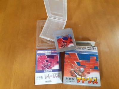 这次购买的复古游戏机和卡带非常棒！粉色掌机（Nintendo 3DS）成色很好，手感舒适，包含充电线，开机完美运行。Game Boy俄罗斯方块卡带带盒子和说明书，保存得相当完整，是珍贵的收藏品。火纹的说明书也是意外惊喜。对于怀旧玩家来说，这绝对是物超所值的一套。完美...