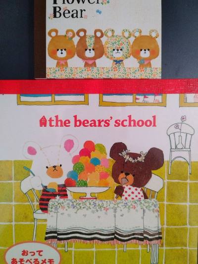 这款熊的学校系列便签真的太可爱了！插画细节满分，每只小熊上课的神态都生动有趣，纸质厚实不透墨，用钢笔写也不洇。便签尺寸适中，适合随手记待办事项或贴在手账里做装饰。每天撕一页都能被萌到，算是挖煤姬APP挖到的小宝藏，会回购！
物流速度也很棒，本来以为跨境物流要等很久，...