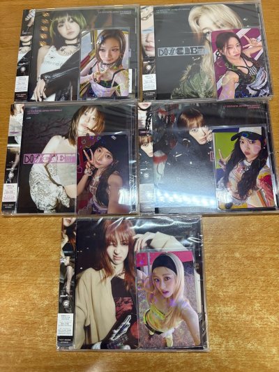 包装包裹得很紧实，专辑状态非常完美，完全没有磕碰，仅拆内部的配置也非常齐全，还有一套日咖特典卡面完美无瑕，非常好