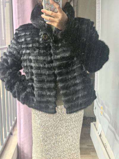 广东也开始降温了，虽然还没到穿貂的时候，但是每天都会拿出衣柜的貂貂过过瘾。这次从挖煤姬买的是一件水貂和貂绒条拼的美衣，成色非常新，还是saga认证的，穿着特别精神。挖煤姬的盒子非常扎实，寄过来没有一点损伤。