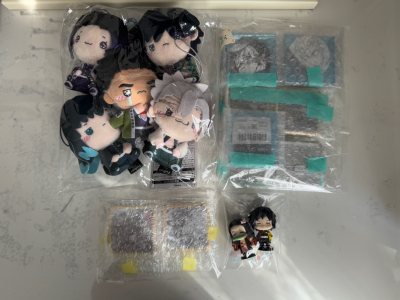 今天给大家分享的是我在挖煤姬的11月海淘开箱，这次切到了心愿单里的鬼灭之刃猫嘴努努和天元战损咬刀吧唧，走的竹蜻蜓plus路线，挖煤姬的快递选择对新人比较友好，很简单易懂