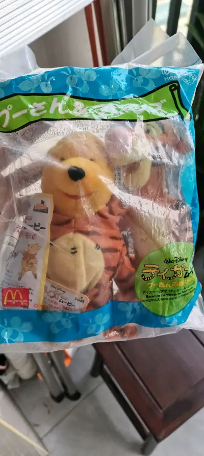 这次的包裹也顺利到达，开箱很顺利，没有缺东西，平台打包的也很好，买到了自己喜欢的娃娃，选的是竹蜻蜓，物流速度还可以就是审核稍微慢了点。非常开心的购物体验。