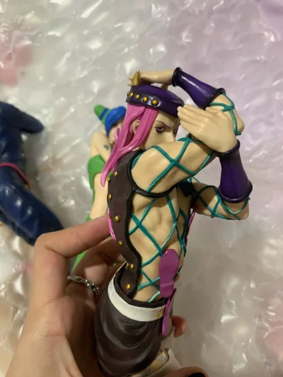 JOJO这组手办真的美到失语！徐伦的飒爽姿态、安娜苏的标志性棒球服造型，还有天气预报的白毛帽与云雾特效件，全是原作名场面既视感。大尺寸设计超吸睛，服装纹理、配饰细节刻画精致，涂装细腻无瑕疵。三人同框瞬间拉满第六部氛围感，不管是摆放展示还是把玩都超满足，JOJO粉闭眼...