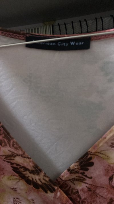 实物和图片无差，蕾丝花边精致，面料轻薄透气，夏天穿超清爽。做工也很细腻，图案设计精美，氛围感拉满，搭配裙装很不错