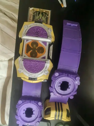 刷到假面骑士腰带测评视频的瞬间直接被戳中！金属质感的纹路、还原剧中的音效触发方式，还有可替换密钥的设计，连夜翻遍测评对比版本，蹲了三天终于下单。收到货拆开的瞬间，沉甸甸的手感绝了，按下开关的刹那，熟悉的变身音效瞬间拉满童年回忆，细节做工完全超出预期，反复把玩两小时都...