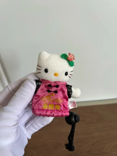 实在是太可爱了，这个瓶盖保护套，白皮kitty的头顶还有立体花果，卖家保护的很好 很干净、非常喜欢～～继续收藏