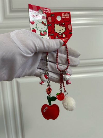 终于收集到了大红色毛球侧坐kitty钥匙扣挂件，跟我其他的刚好可以配套，都是大红色同一个系列的，大全套超完美