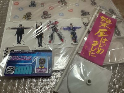 继续在煤吃奔谷，挖到了很萌的flt大立牌还有始末屋旗，以及好价是先斗驾驶证。立牌还是有点重量，谷子没到税点走了竹蜻蜓专线很划算~合单通过后2天发货了，很快到手