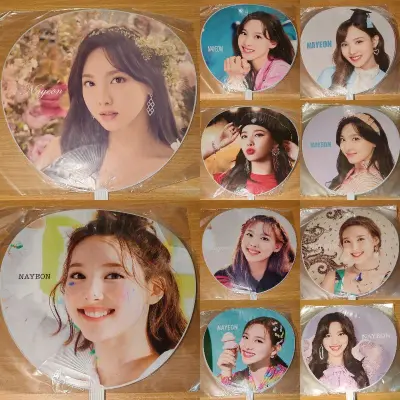 最近淘到了TWICE的官方周边大王扇，真是太惊喜了！物流比预想的快，包装也很仔细，完全没有破损。扇子几乎是全新的，成员们的印花清晰，手感轻便，风力柔和。这次挖煤体验非常成功。