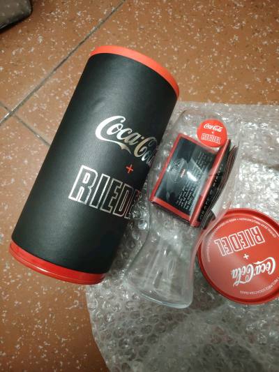 精酿来一杯… 可乐来一杯… 地地道道！
全新未使用，但年代久远还请了解
单支杯子大家应该见过不少，但是这种单杯子带盒的收藏版可不多见，送礼，自用，收藏都是不错的选择