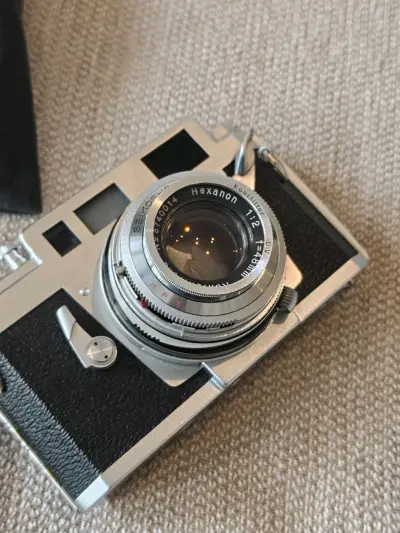 买了相机和镜头，这家描述省略了镜头边角磕碰的细节，不过对于这个价格来说很值了，成像没大问题。相机品相很好，快门不释放，得修下。