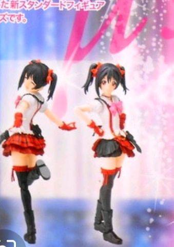 SHF系列是可动人偶收藏的黄金标准。其核心魅力在于在约15厘米的高度上，极致平衡了雕塑美、可动性与角色神韵。
可动性： 关节设计巧妙隐蔽，活动范围极大，能轻松且稳定地摆出各种动态十足的角色招牌姿势，把玩体验一流