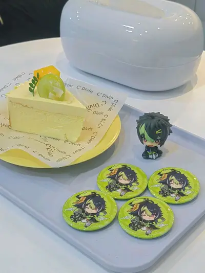 切了伊波雷的二周年坐姿小手办！超可爱，卖家还在简介里写*正是微笑着的那位*www好可爱，带着出门去拍照了！