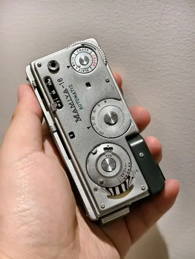 收到了挖煤姬海淘的玛米亚16 Automatic，这次到货速度挺快的，通关也比较顺畅，不错。

这款机器非常有意思，整体外观设计非常有金属感，怎一个帅字了得，在16毫米的机器里面同时能够调整光圈、快门并且可以对焦而非泛焦的机器并不多，这算其中之一，而且历经这么多年的...